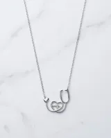 Collar de plata 925 con dije en forma de estetoscopio que integra un corazón con un electrocardiograma en su interior.