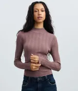 Blusa de punto de viscosa con textura acanalada, cuello alto y mangas largas. Presenta un diseño ajustado al cuerpo con acabado elástico.