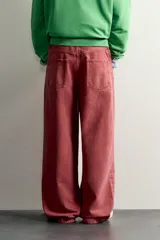 Jeans baggy fit de corte holgado y tiro medio, confeccionados en denim de algodón con efecto lavado en color bordó. Presentan diseño clásico de cinco bolsillos y cierre frontal con botones. Colección especial Fruit of the Loom x Zara.