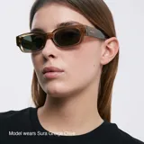 Lentes de sol rectangulares color beige con lentes verdes.