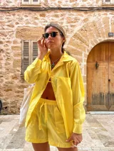 Short amarillo con estampado de cuadrillé, con cintura elástica y cordón ajustable.