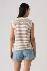 Musculosa de corte boxy, con diseño de rayas horizontales en tonos marrones y blancos, de calce holgado y cuello redondo.