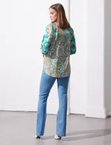 Blusa estampada de seda fría marca Figueroa & Flower. Tiene cuello a la base y escote en V, detalle de diferente estampa en hombros y espalda, apertura central con botones de nácar, mangas 3/4 regulables con presilla y botón, y terminación de ruedo con nudo.