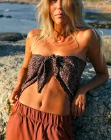 Maxi pañuelo triangular de seda peach sublimada con estampado de leopardo.