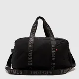 Bolso deportivo tipo duffel color negro con diseño acolchado de rombos. Cuenta con correas de mano y correa de hombro ajustable, ambas con el logo de la marca y coordenadas geográficas impresas. Incluye cierre principal y etiqueta pequeña lateral.