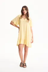 Vestido corto amarillo de viscosa con escote en V, mangas cortas amplias y volados en el ruedo.