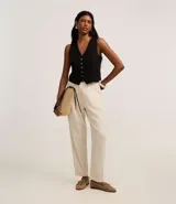 Pantalón zanahoria de cintura alta color crudo, confeccionado en viscolino con trabillas en la cintura, pliegues y solapas traseras. Incluye cinturón fino con hebilla confeccionado en PU.