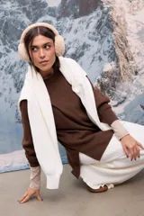 Buzo oversize de tejido de punto con textura acanalada, color blanco, de cuello redondo, manga larga y tajos laterales en el ruedo.