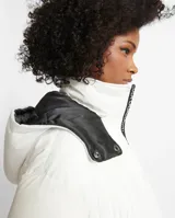 Campera puffer negra con detalles en verde flúor.