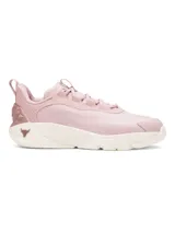 Championes de entrenamiento Under Armour Project Rock 8, color rosado con suela de plataforma en tono crema. Presentan una parte superior de malla técnica con detalles de gamuza, lengüeta de neopreno perforada y contrafuerte texturizado en el talón con el logo de la colección.