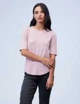 Remera negra de modal con cuello redondo y mangas 3/4.