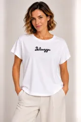 Remera blanca de manga corta con cuello redondo y estampa frontal con la palabra "Darling" en color negro.