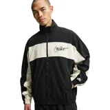 Campera Nike Sportswear Club de estilo deportivo, con cierre frontal completo y cuello alto. Presenta un diseño de bloques de color en negro y beige, con el logo de la marca estampado en el pecho.