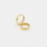Par de alianzas de diseño bombé clásico, confeccionadas en oro amarillo 18k con acabado pulido brillante.