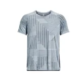 Remera Under Armour de hombre para running, color gris claro con estampado geométrico en relieve.
