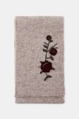 Bufanda de punto en color beige melange, con diseño acanalado y aplicación de bordados florales en tonos bordó y verde.