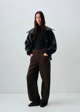 Pantalón de jean de corte recto y tiro medio, con diseño clásico de cinco bolsillos, cierre de botón y cremallera, y trabillas para cinturón.