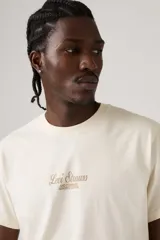 Remera Levi's de corte relajado, color blanco, con cuello redondo, manga corta y pequeño estampado frontal con la inscripción "Levi Strauss and Company".