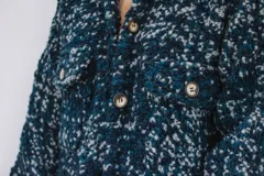 Tapado 3/4 de paño tejido en calidad italiana, color azul marino y blanco con textura bouclé, cuello camisero, cierre frontal de botones y bolsillos con solapa en el pecho.