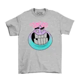 Remera gris de corte clásico con estampa frontal de un personaje caricaturesco con dientes grandes y diseño en degradado de violeta a turquesa, acompañado de un tag estilo graffiti en color rosa.