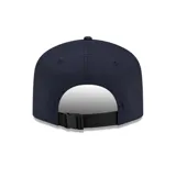 Gorra New Era modelo 1920 de los New York Yankees, color azul marino con el logo del equipo bordado en blanco en el frente y la bandera de la marca en el lateral. Cuenta con visera curva y diseño ajustable.