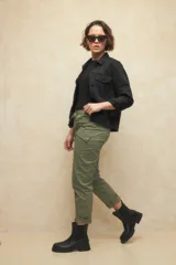 Pantalón cargo verde militar de algodón con elástico y cordón en la cintura, corte recto, bolsillos con solapa y botones a tono.