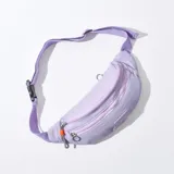 Riñonera lila de tela con correa ajustable.