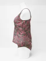 Tankini estampado de la marca Club del Sol, confeccionado con tejido italiano. Consta de una musculosa con escote en V fruncido, copa armada con sujetador interno y forro, combinada con una bombacha de bikini clásica a juego.
