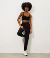 Pantalón jogger deportivo de microfibra color negro, con cintura elástica ajustable y puños elásticos en los tobillos.