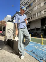 Jean de corte baggy con diseño de paneles laterales y costuras reforzadas, en tono gris lavado con efecto desgastado.