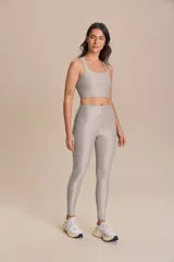 Top deportivo negro con tirantes finos cruzados en la espalda y relleno extraíble. Fabricado en tejido Allure® con tecnología LYCRA® ADAPTIV, ofrece elasticidad, adaptándose al cuerpo y realzando la figura.