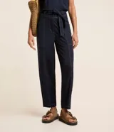 Pantalón verde oliva de piquet con pespuntes a contratono, corte recto, tiro alto y lazo en la cintura.