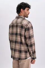 Sobrecamisa de franela a cuadros en tonos tostado y negro, de manga larga, con cierre frontal de botones y un bolsillo aplicado en el pecho.