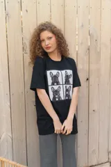 Remera blanca de algodón con estampa frontal dividida en cuatro paneles con fotos de un perro galgo.