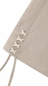 Chaleco de cuero azul marino con corte oversize, diseño sin mangas y laterales ajustables mediante cordones de cuero en tono natural.