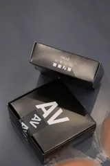 Sostén adhesivo de silicona color piel, sin breteles ni espalda, con cierre frontal.