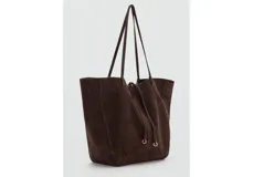 Bolso estilo shopper de piel de serraje color marrón oscuro, con cierre de lazo y botón magnético. Cuenta con doble asa de hombro y bolsillo interior con cremallera.