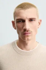 Jersey de punto canalé con cuello redondo y manga larga, confeccionado en hilatura de cashmere. Presenta un corte regular fit con acabados en rib en puños y bajo.