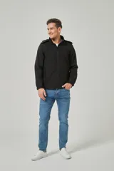 Campera negra con capucha y cierre frontal.