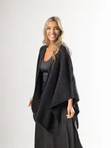 Ruana color beige de tejido liviano con destellos de mini lentejuelas.