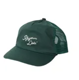 Gorro trucker verde oscuro con paneles de malla en la parte trasera, visera curva y cordón decorativo en la base de la frente. Presenta el texto "Rhythm Livin'" bordado en blanco con tipografía cursiva.