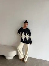 Pantalón de corte recto y holgado, confeccionado en tejido de viscosa con interior de felpa, con cintura elástica.