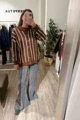 Saco tejido de punto con diseño a rayas verticales en color marrón y blanco, con cuello redondo y cierre frontal de botones.
