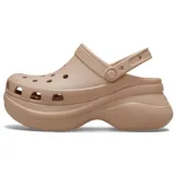 Zuecos Crocs Classic Bae color tostado, con plataforma alta y suela contorneada, diseño clásico con perforaciones de ventilación en la parte superior y tira trasera ajustable.