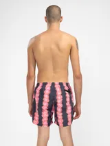 Short de baño para hombre con estampado de flores rosas sobre fondo gris, calce relajado, cintura elástica con cordón regulable, bolsillos laterales y bolsillo trasero con cierre. Incluye suspensor de malla fina hipoalergénico.