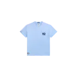 Remera celeste de manga corta Polo Ralph Lauren, con cuello redondo y un bolsillo en el pecho que incluye el logo de los New York Yankees bordado.