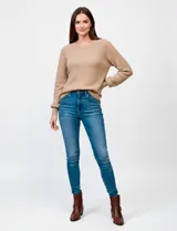 Buzo de tejido combinado marca Zac & Rachel en color blanco, con cuello redondo y mangas largas con diseño calado. Presenta un cuerpo con textura de punto acanalado.