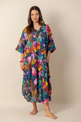 Vestido largo azul marino con estampado floral multicolor, cuello en V con cierre frontal parcial de botones y mangas cortas holgadas.