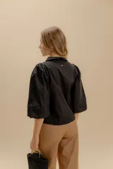 Camisa a rayas verticales rojas y blancas, con cuello bebé, mangas globo 3/4 y botones nacarados.