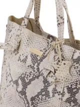 Cartera tipo tote bag plateada, con doble asa corta y correa de cadena extraíble.